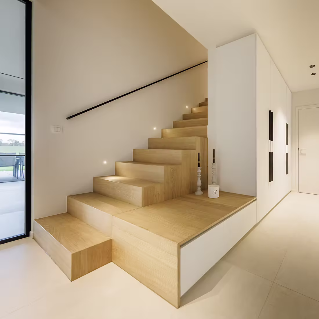 Détail d’escalier bois et éclairage intégré en design intérieur