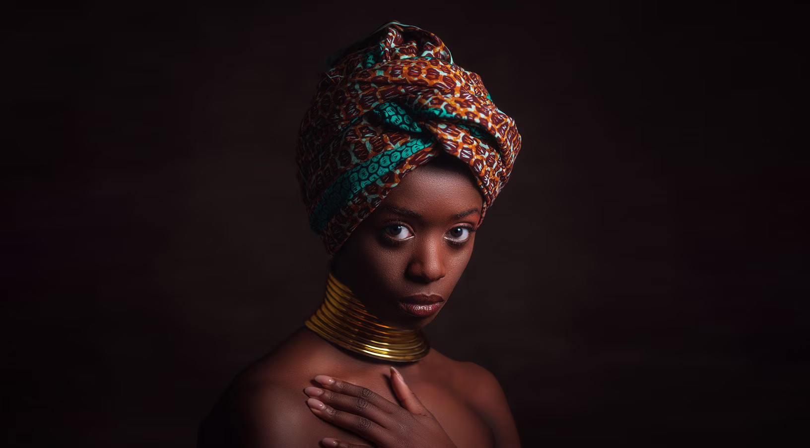 Portrait artistique en lumière douce et ambiance sombre