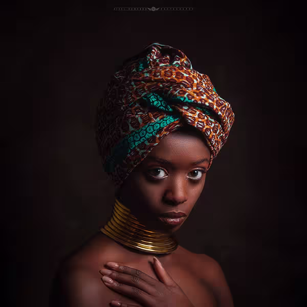 Portrait artistique low key d'une personne, lumière contrastée, réalisé à Namur