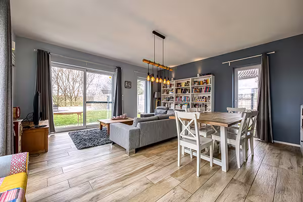 Photographie immobilière d’un intérieur lumineux réalisée à Namur