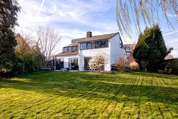 Photographie immobilière d’un intérieur lumineux réalisée à Gembloux