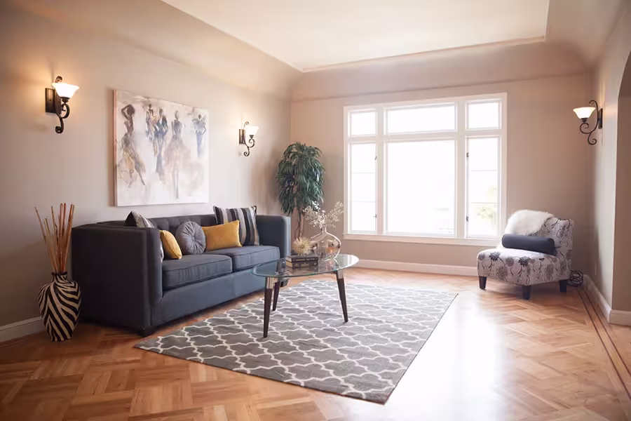 Photo immobilière avec fenêtres surexposées