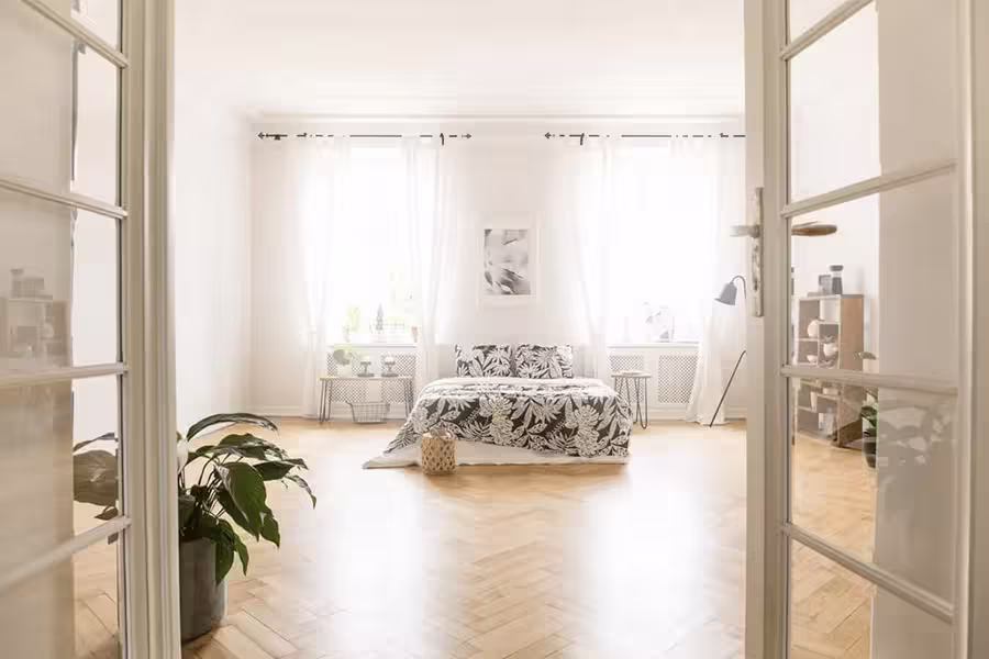Photo immobilière avec hautes lumières brûlées dans les fenêtres