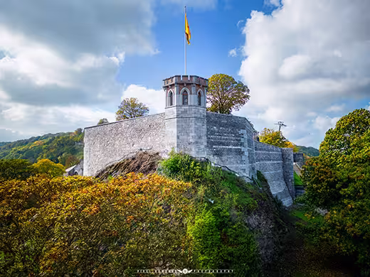 Vue touristique de la Citadelle de Namur avec ciel nuageux