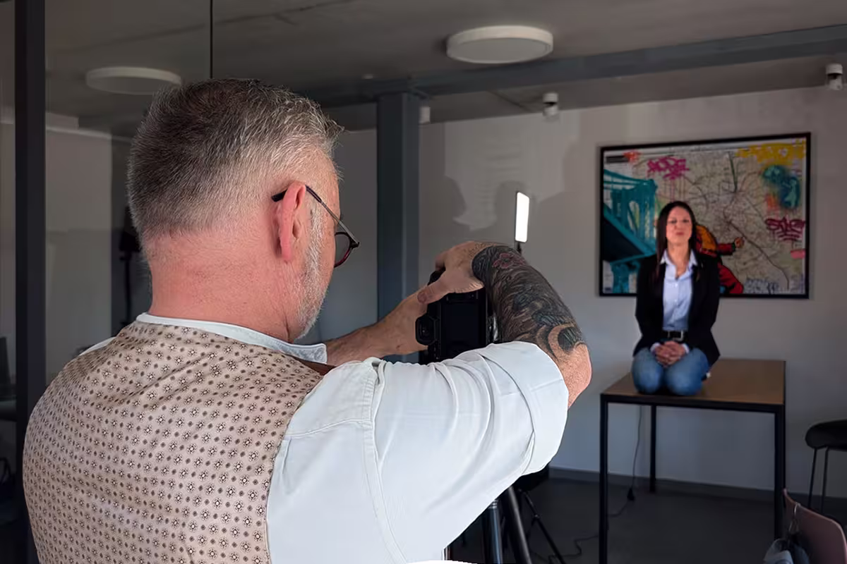Backstage d'un portrait corporate réalisé par Pixel Komando à Namur