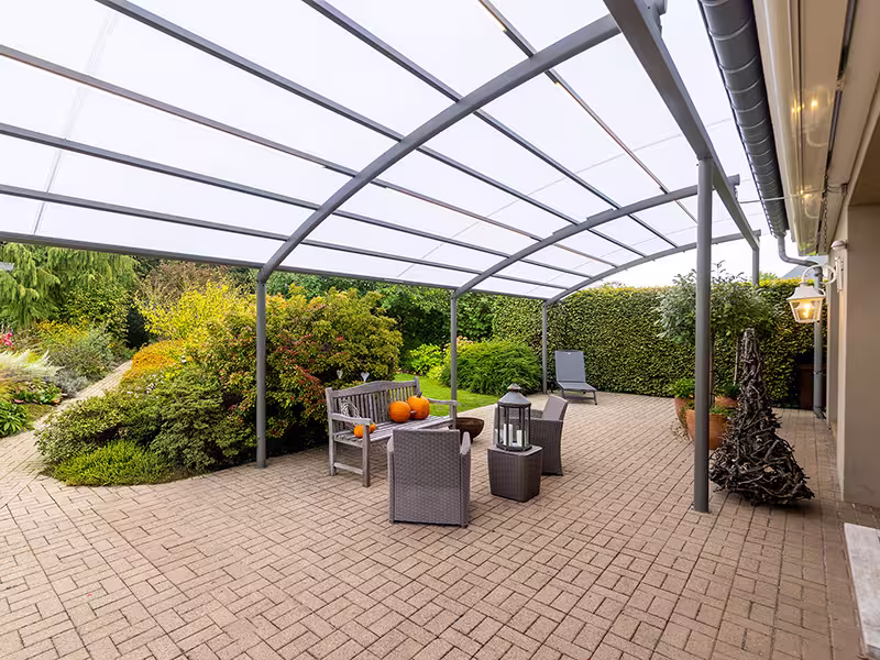 Pergola et carport photographiés pour Ovalux en vue catalogue