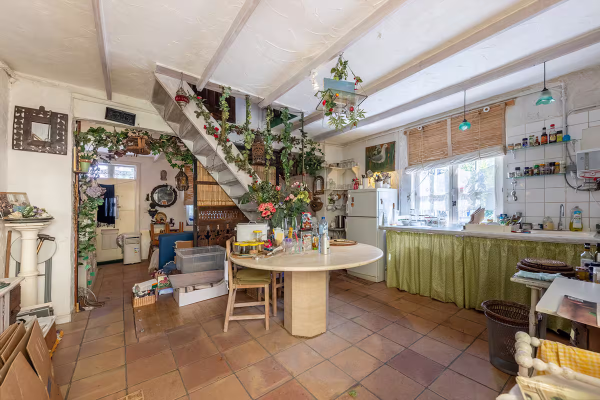 Pièce immobilière avant declutter numérique