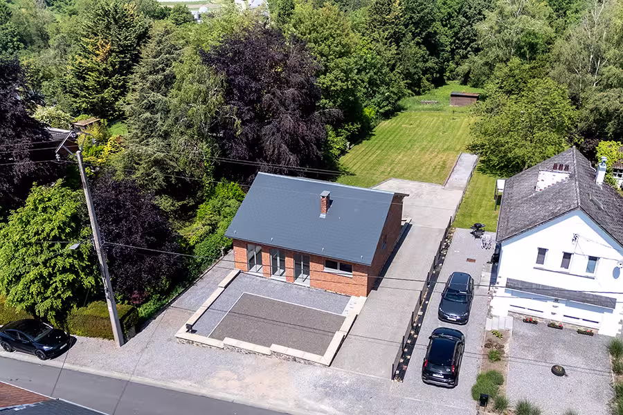 Vue aérienne d’une propriété montrant clairement la maison, le terrain, les accès et les dépendances