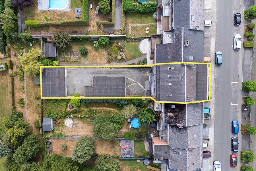 Photographie immobilière par drone montrant une propriété dans son environnement à Namur