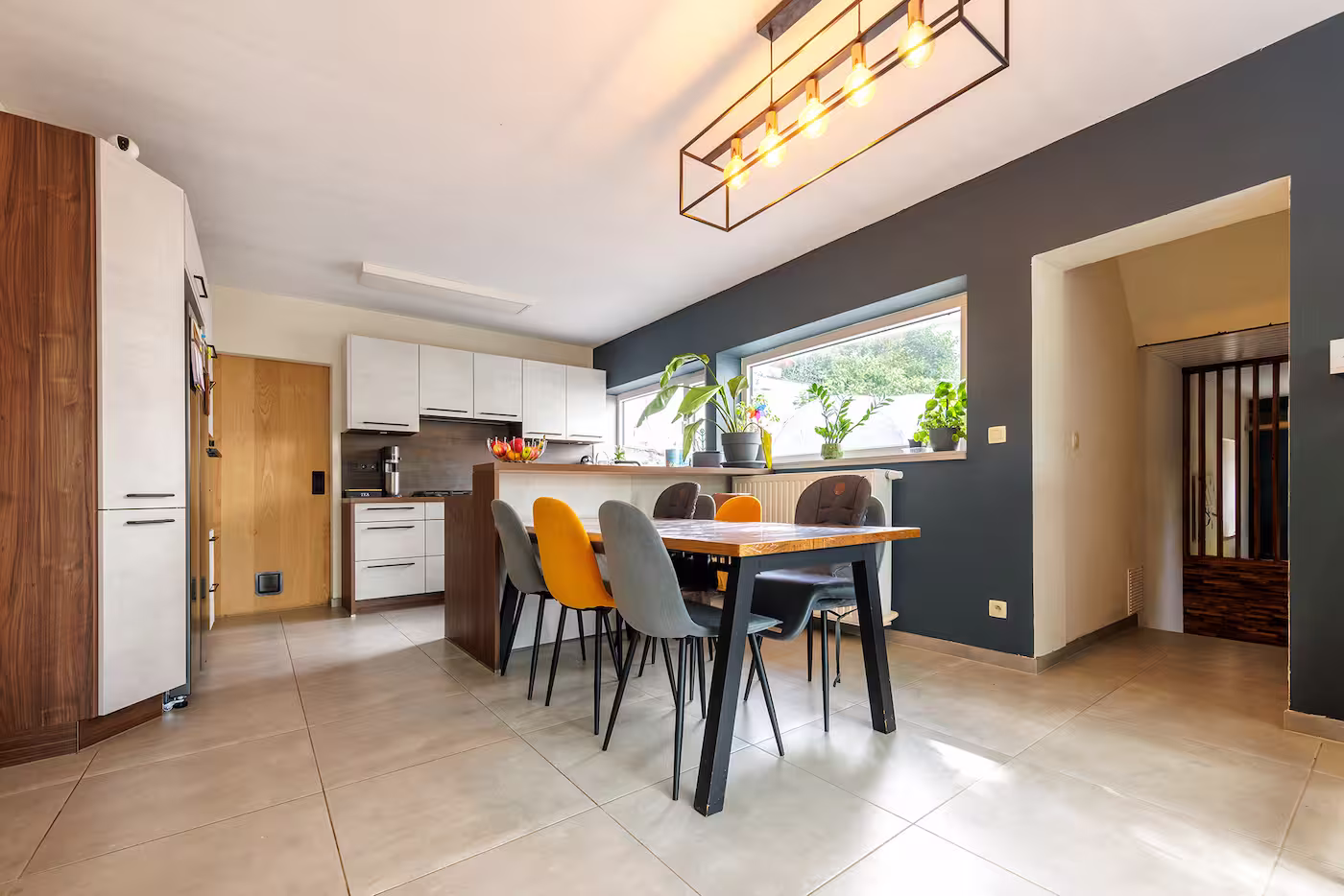 Même salle à manger après une préparation légère avant le reportage photo immobilier