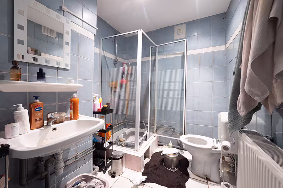 Photo d'une salle de bain désordonnée ou tout travail photographique est inutile.