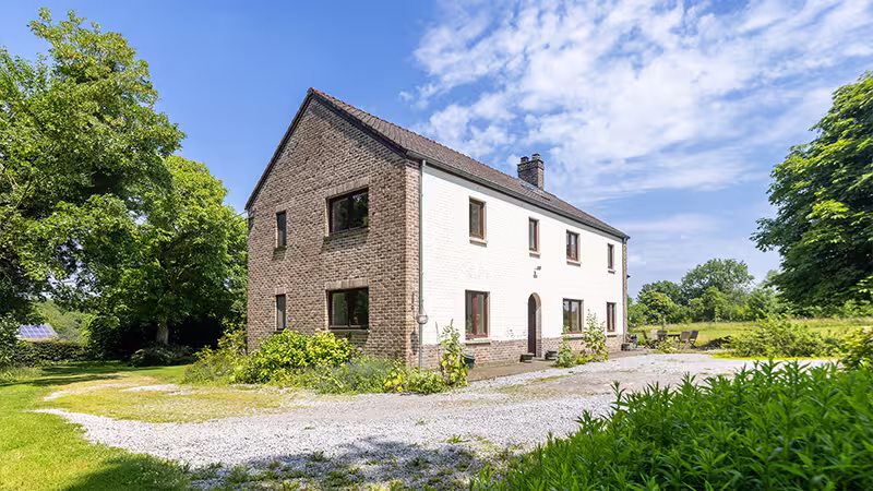 Photographie immobilière d’une maison rurale rénovée à Falisolle