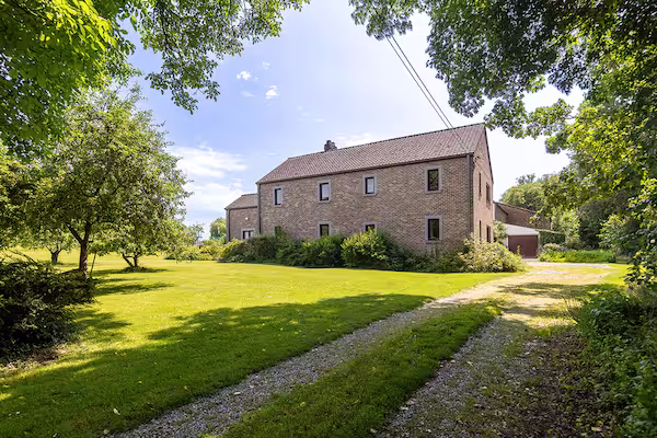Photographie immobilière d’un intérieur lumineux réalisée à Namur