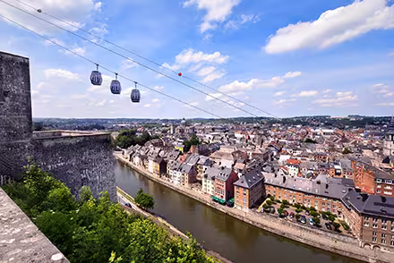 Téléphérique de Namur au-dessus de la ville, photographie touristique pour l’Office du Tourisme de Namur