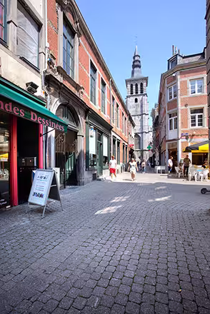 Centre piétonnier de Namur, ambiance urbaine photographiée pour l’Office du Tourisme