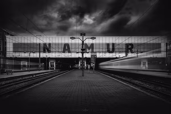 Photographie artistique d'architecture en noir et blanc, contrastes maîtrisés - Gare de Namur