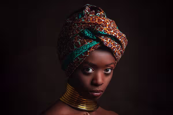 Portrait artistique low key, ambiance sombre et lumière ciblée